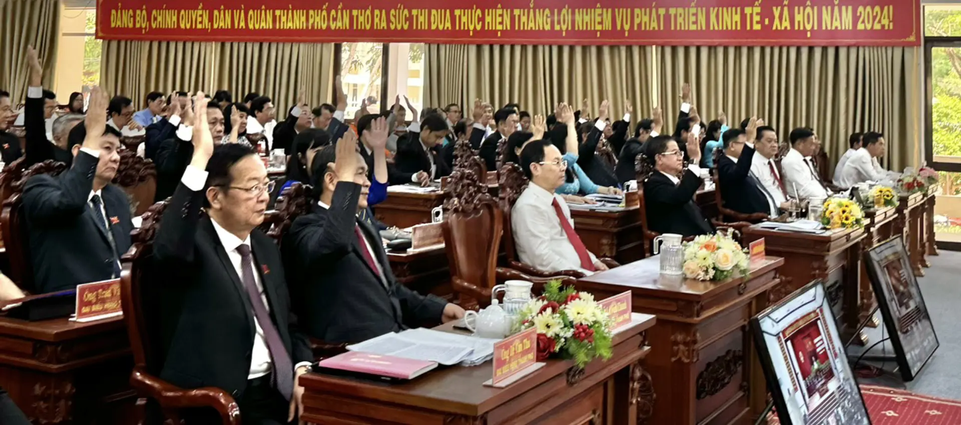 Thông qua Nghị quyết quy định học phí phù hợp với khả năng của người dân