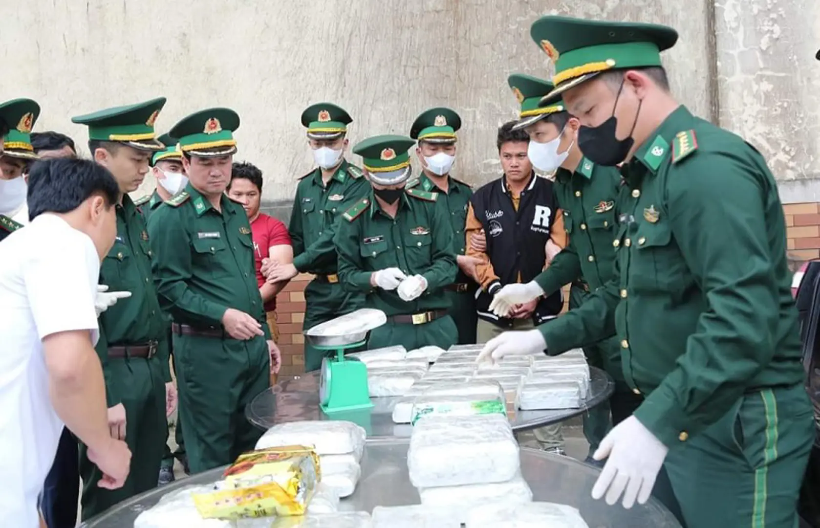 Bắt hai đối tượng người Lào, thu giữ 44 bánh heroin và 10kg ma tuý đá