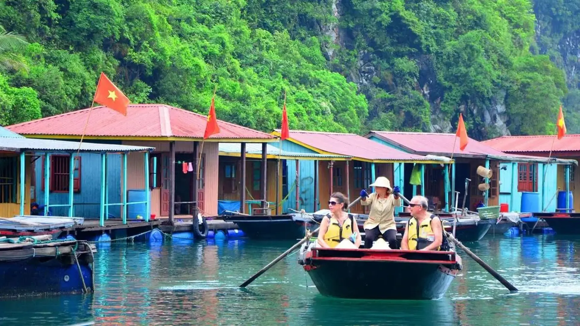 Tạm dừng đón khách thăm quan Trung tâm văn hoá nổi Cửa Vạn 