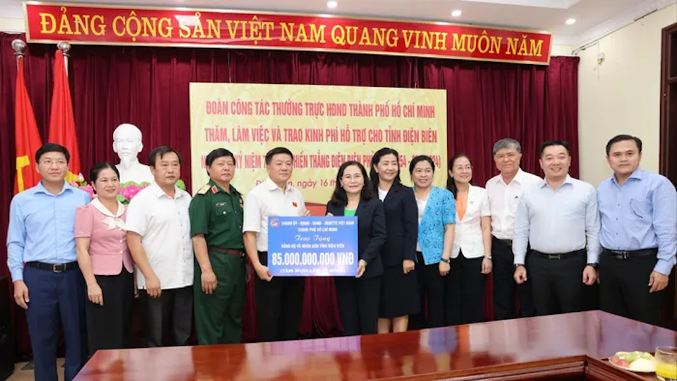 Thành phố Hồ Chí Minh trao tặng tỉnh Điện Biên 85 tỷ đồng