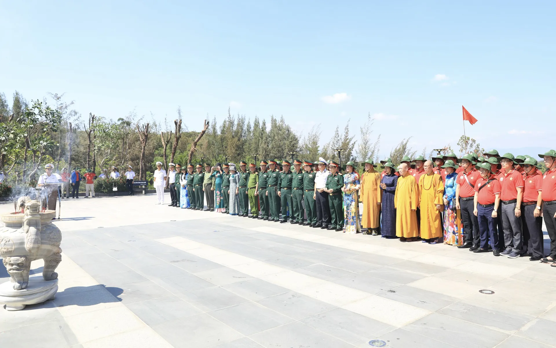 Đoàn công tác Hà Nội dâng hương tưởng niệm anh hùng, liệt sỹ tại Cam Ranh
