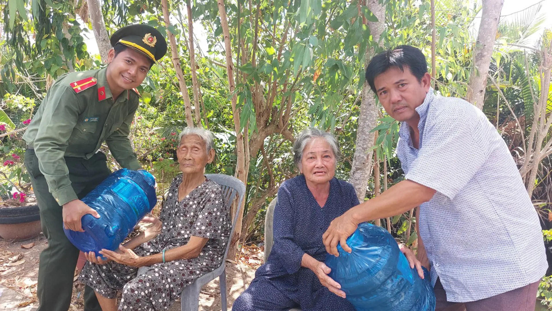 Sóc Trăng: lực lượng công an kịp thời cấp nước sạch miễn phí cho người dân