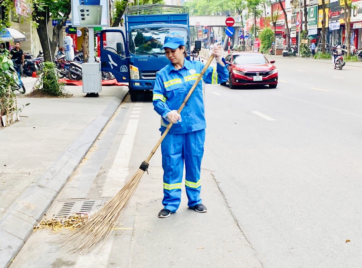 Người chị cả truyền cảm hứng yêu nghề của Tổ môi trường số 8