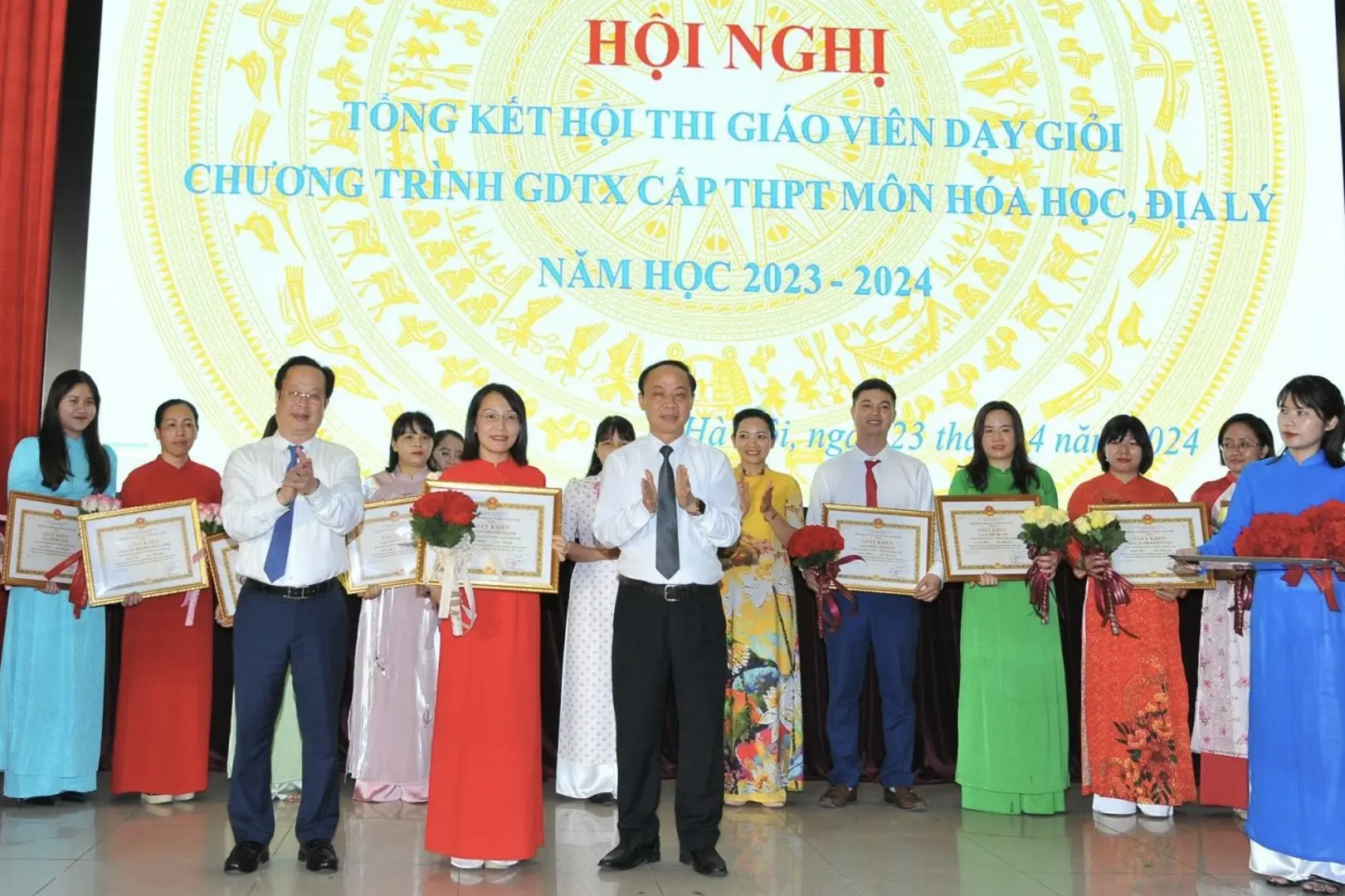 Tôn vinh 19 giáo viên dạy giỏi cấp thành phố chương trình giáo dục thường xuyên