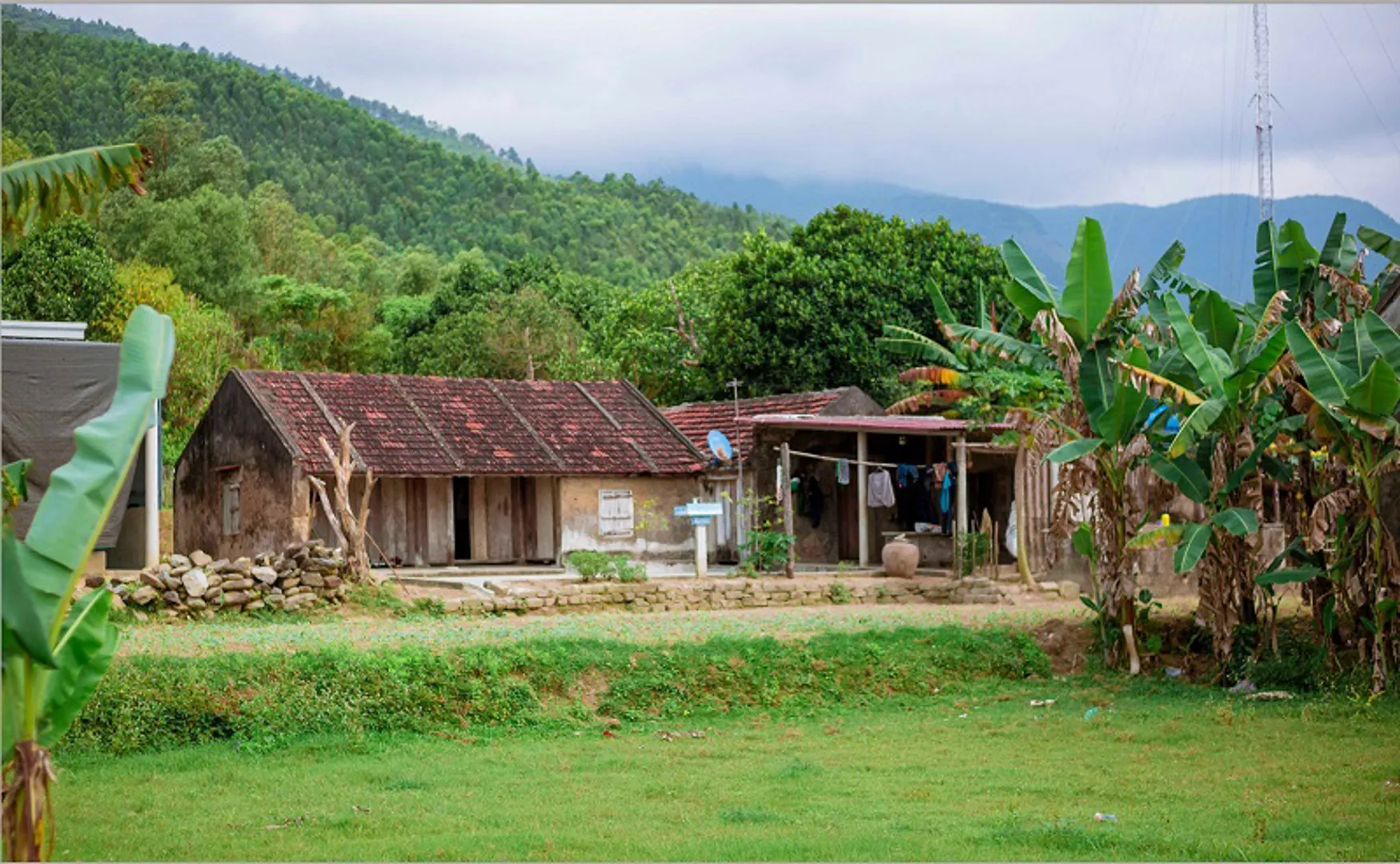 Nét xưa nhà cũ dưới chân núi Hoành Sơn