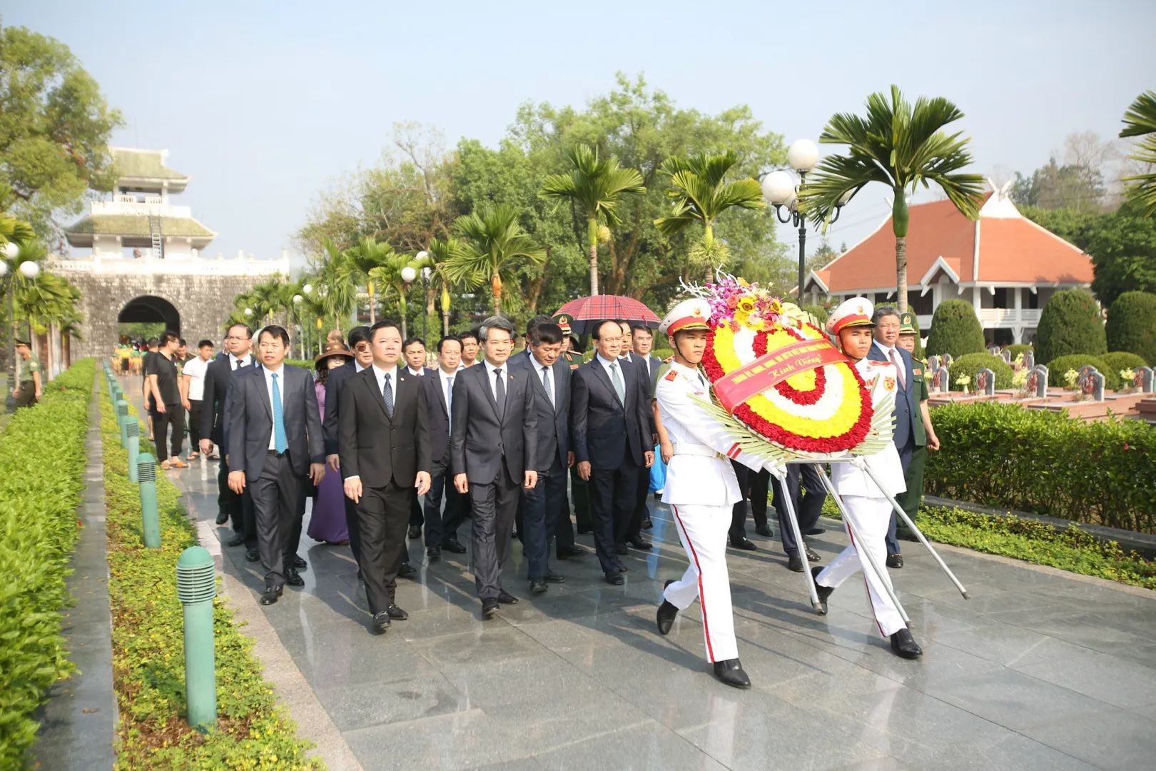 Lãnh đạo Thành phố Hà Nội tưởng niệm các anh hùng liệt sĩ tại Điện Biên