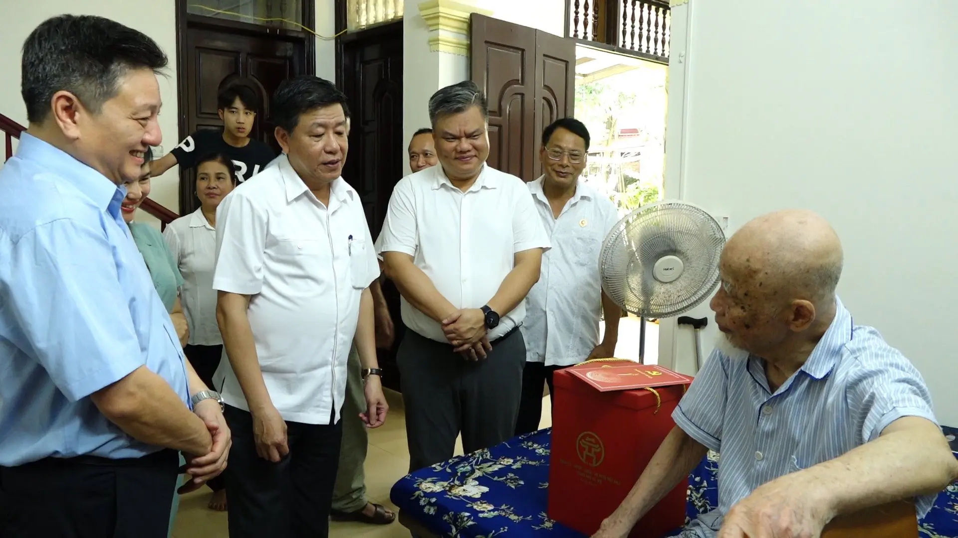 Lãnh đạo thành phố thăm, tặng quà chiến sĩ Điện Biên Phủ tại huyện Thanh Oai