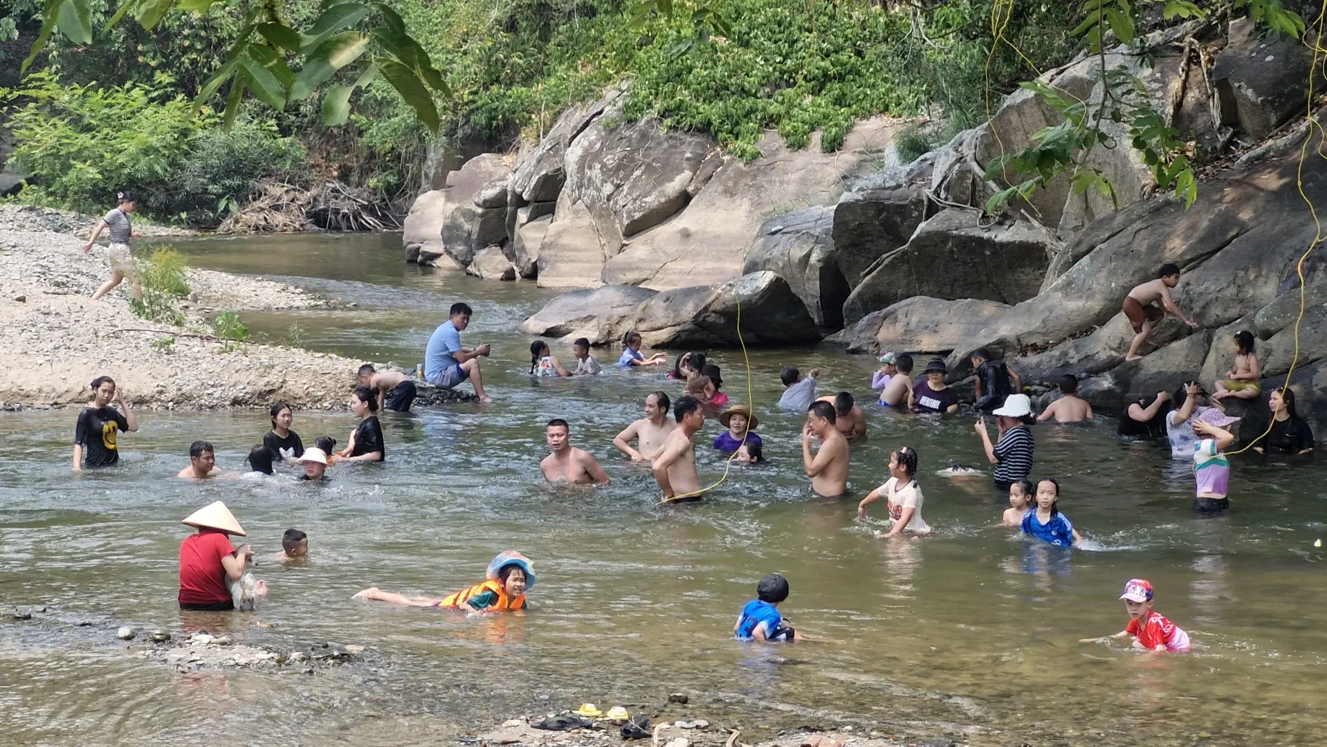 Nghệ An: người dân vùng "chảo lửa" tìm tới khe, suối để giải nhiệt