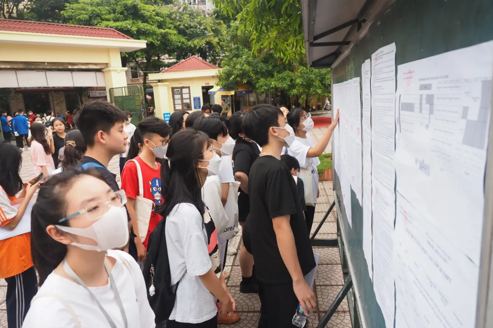 Ngay sau nghỉ lễ, học sinh đến trường xem danh sách dự tuyển lớp 10