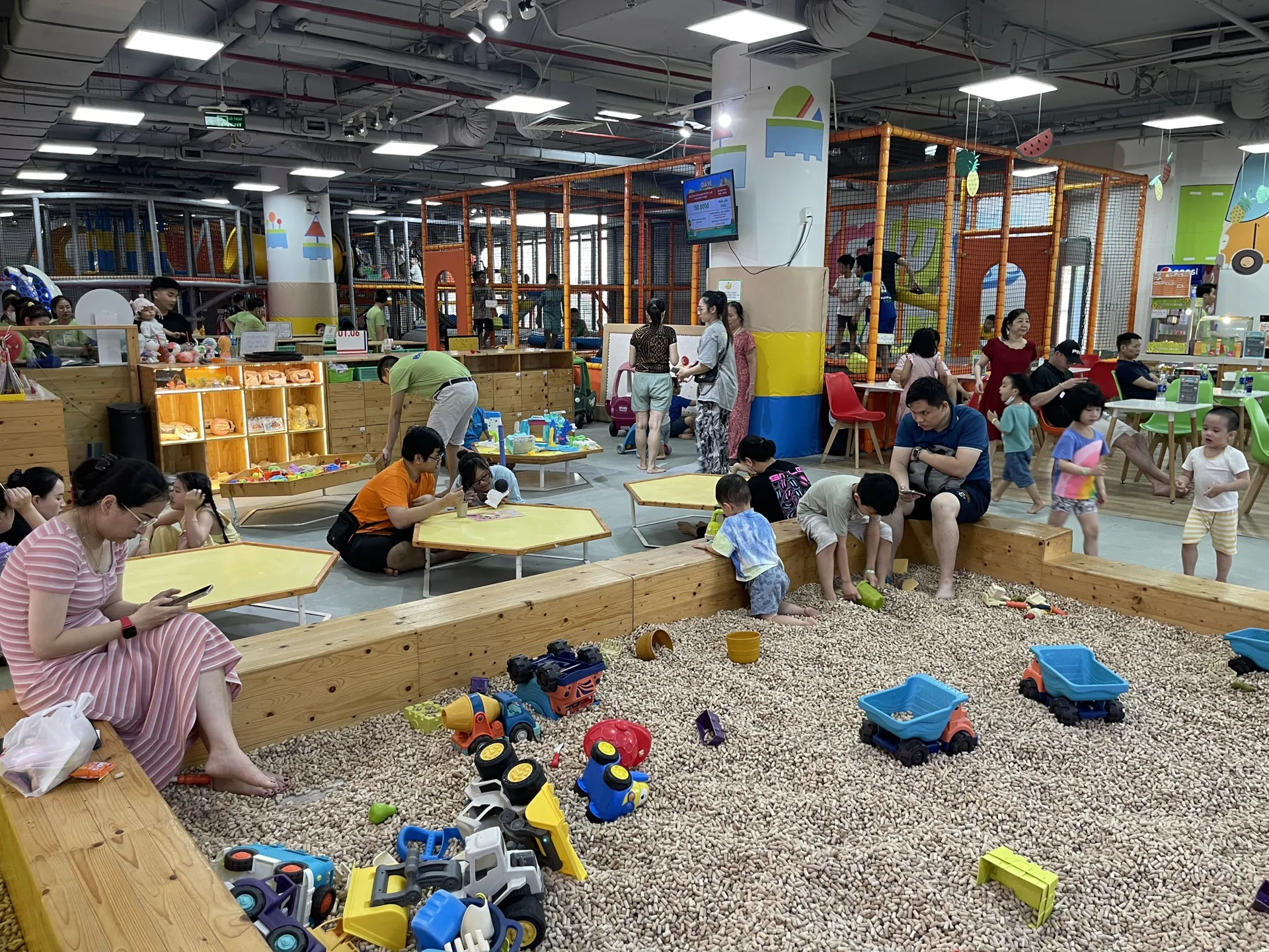 Tránh nóng, người dân đổ xô đến các Trung tâm Thương mại trong ngày 30/4