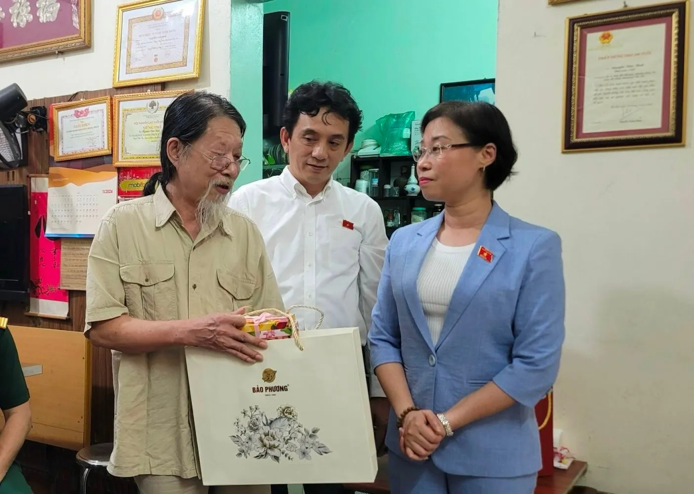Đoàn đại biểu Quốc hội TP Hà Nội thăm, tặng quà các chiến sĩ Điện Biên
