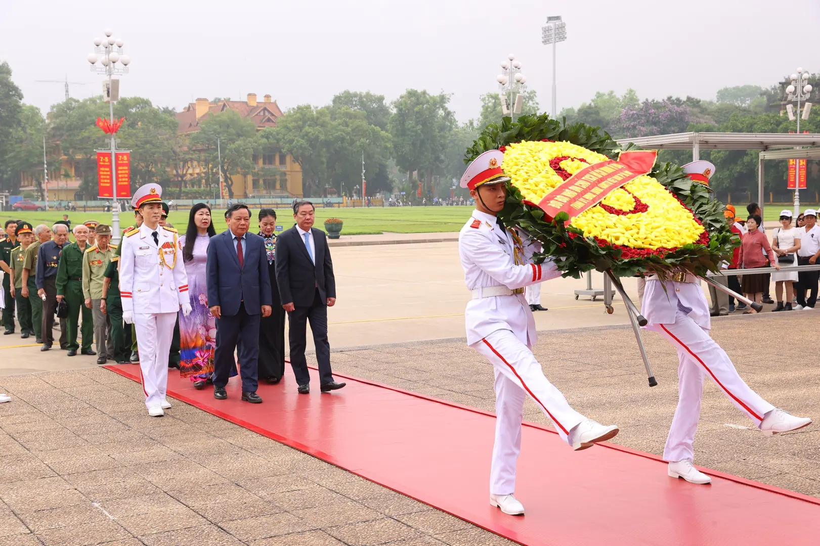 Đoàn đại biểu TP Hà Nội viếng Lăng Bác, tưởng niệm các Anh hùng liệt sĩ