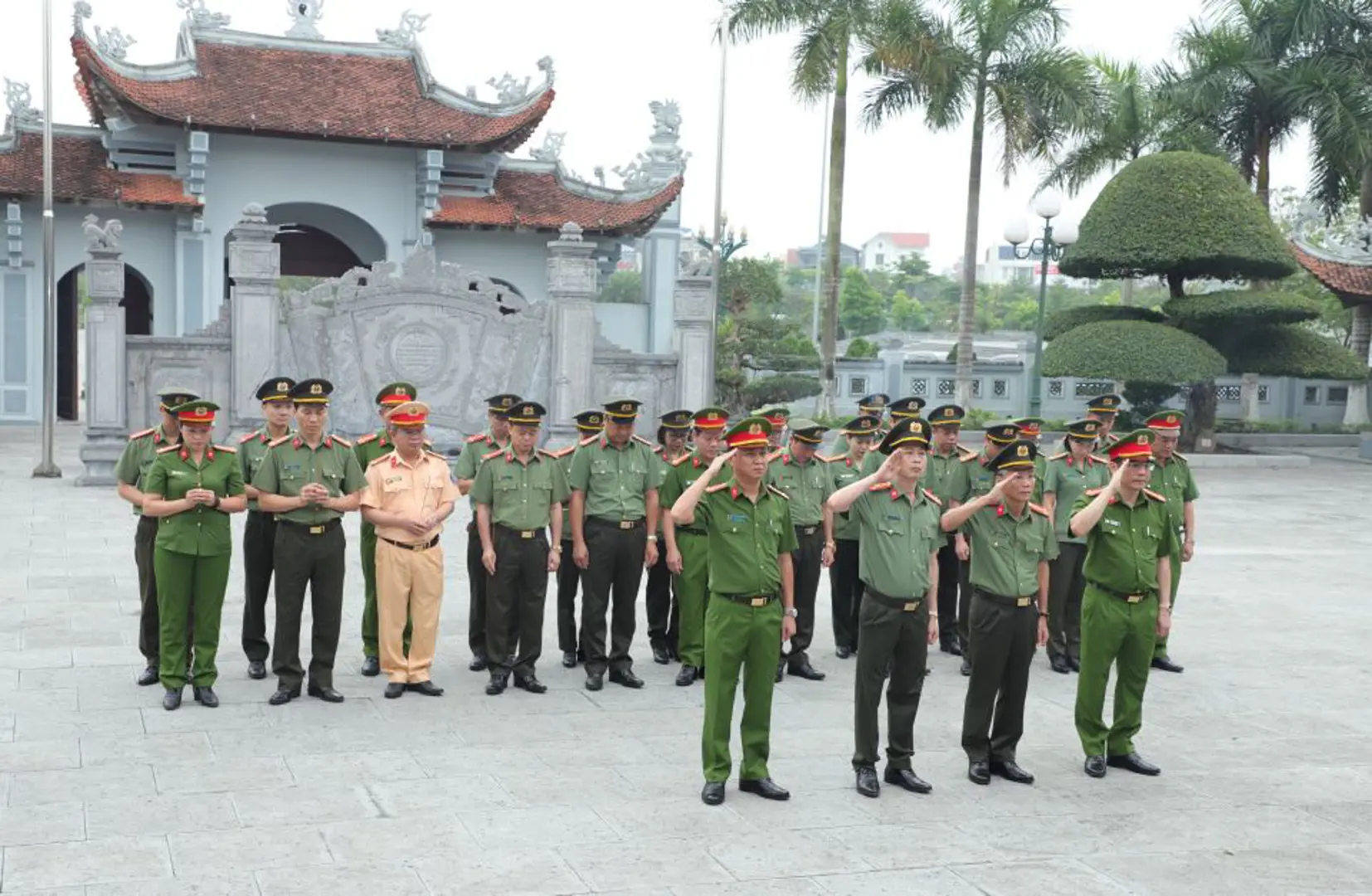 Dâng hương, hoa kỷ niệm 70 năm Chiến thắng Điện Biên Phủ