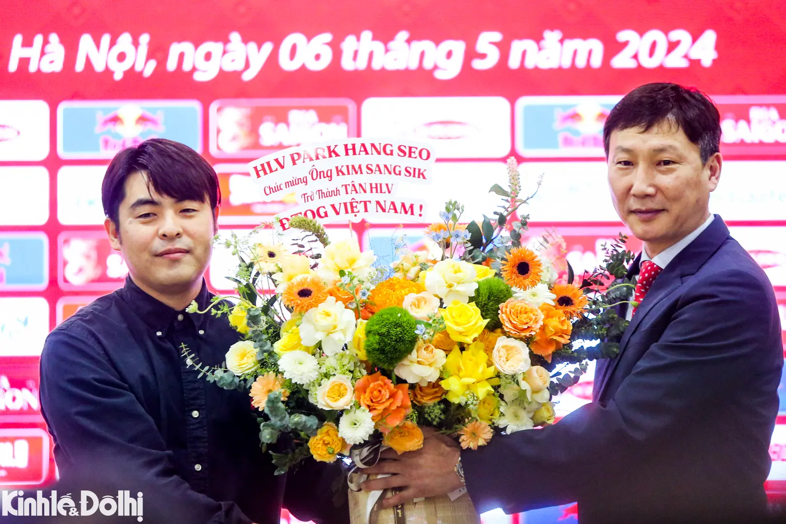 HLV Kim Sang-sik ca ngợi Park Hang-seo trong ngày nhận việc ở tuyển Việt Nam