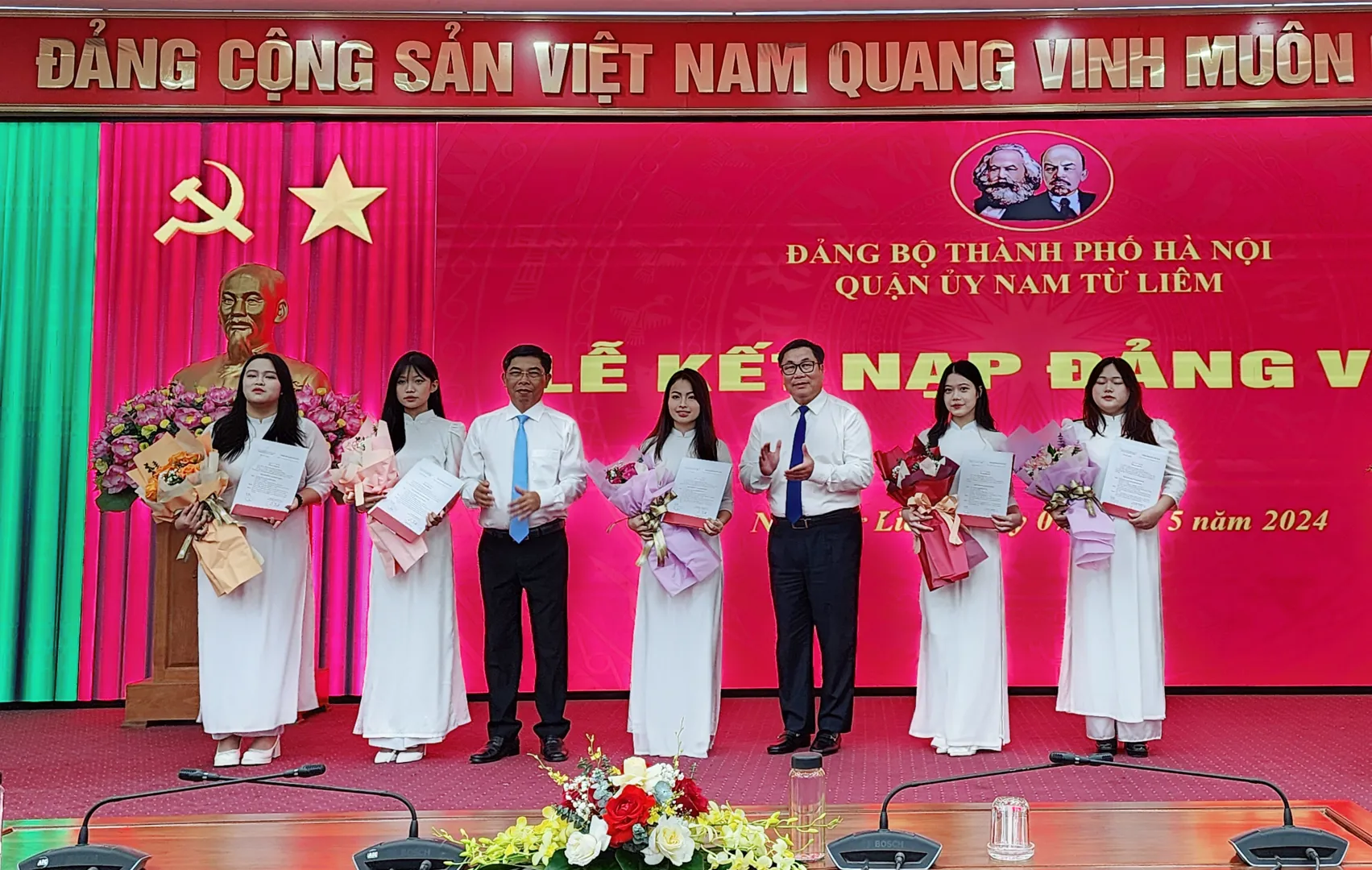 Quận Nam Từ Liêm kết nạp 5 đảng viên là học sinh THPT