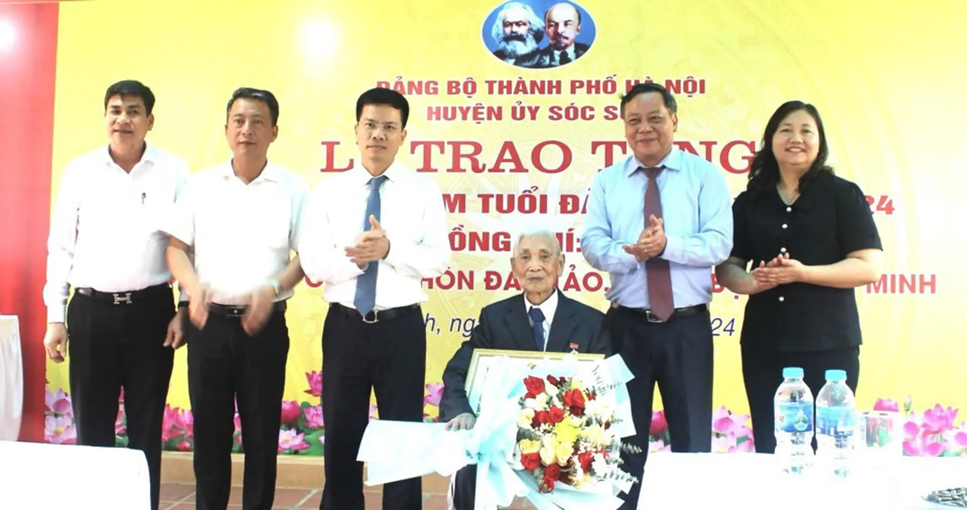 Lãnh đạo Thành phố trao Huy hiệu Đảng tại huyện Sóc Sơn