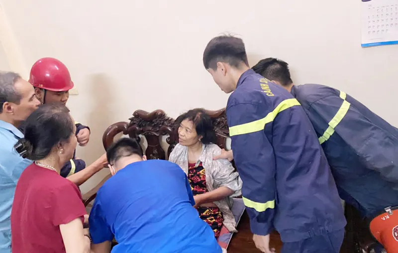 Thái Bình: giải cứu một phụ nữ mắc kẹt giữa hai ngôi nhà