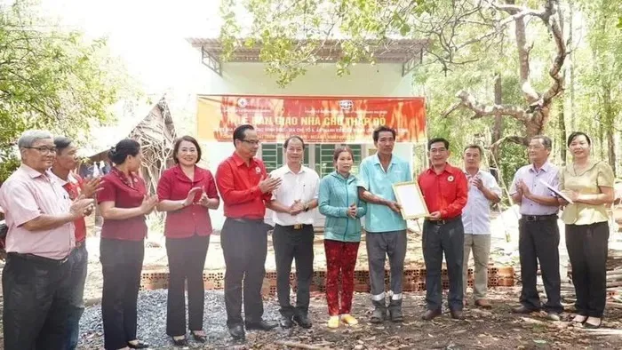 Bình Phước: trao 28 căn nhà chữ thập đỏ