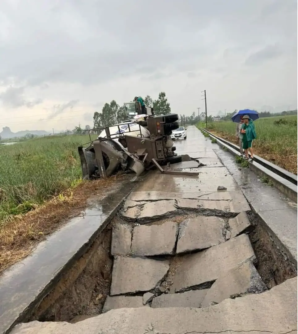 Tai nạn giao thông mới nhất 10/5/2024: "hố tử thần" suýt nuốt trọn xe bê tông