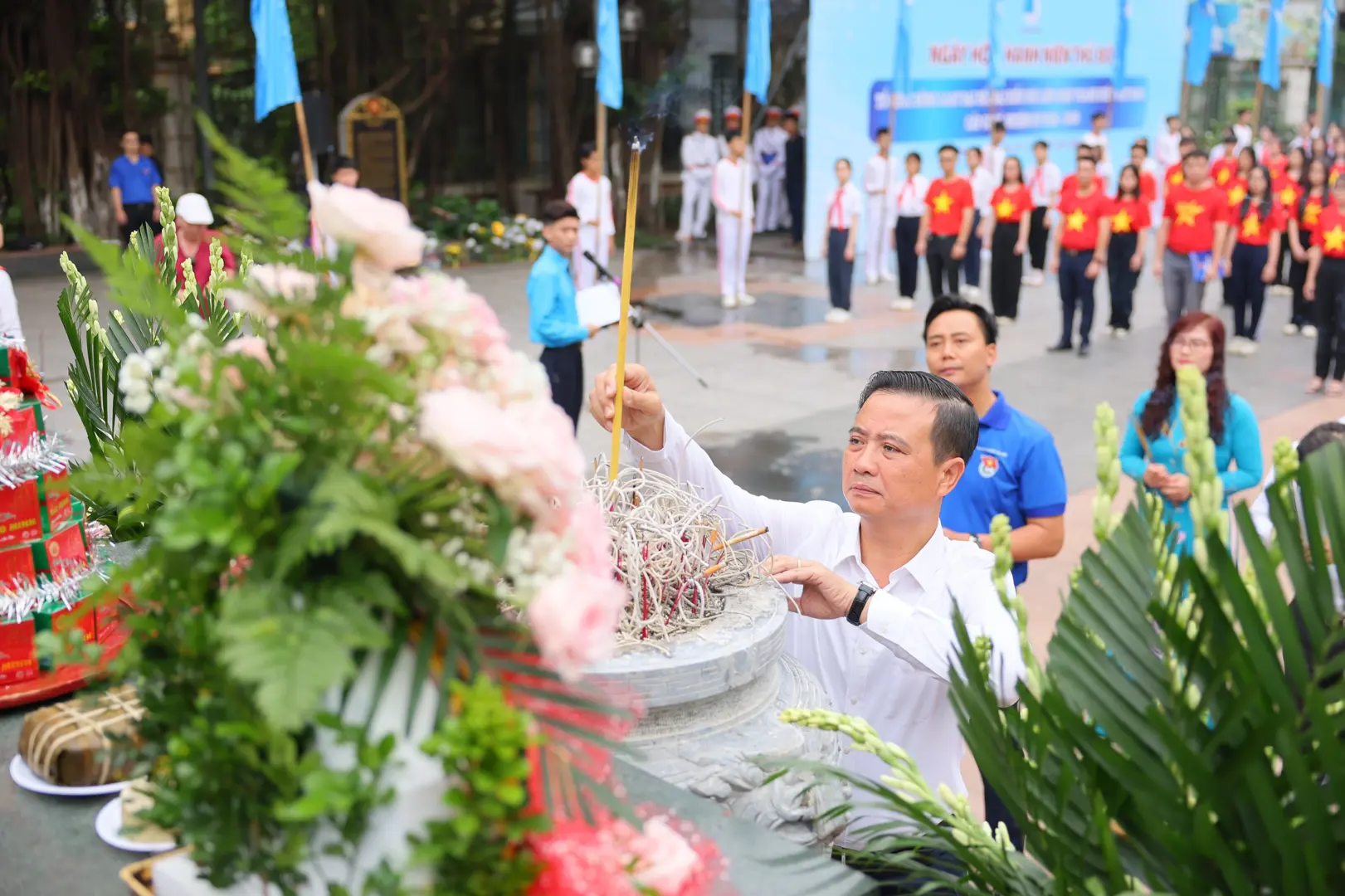 Thanh niên quận Hoàng Mai báo công tại Khu tưởng niệm liệt sĩ Hoàng Văn Thụ