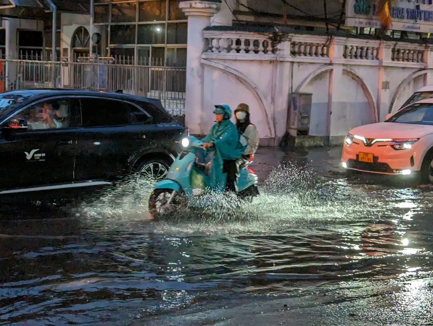 Hà Nội: Mưa to xối xả nhiều tuyến đường ngập sâu