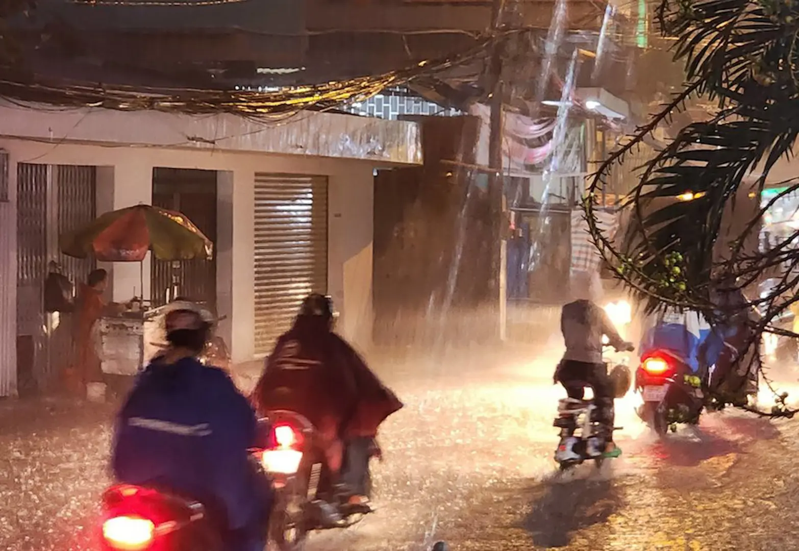 TP Hồ Chí Minh bất ngờ mưa lớn, người dân vất vả lội nước về nhà