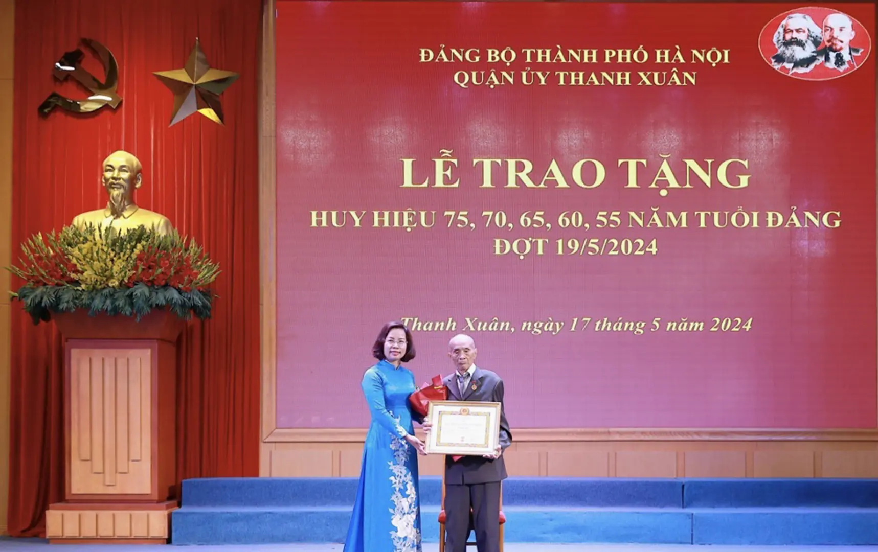 Quận Thanh Xuân trao Huy hiệu Đảng cho các đảng viên lão thành