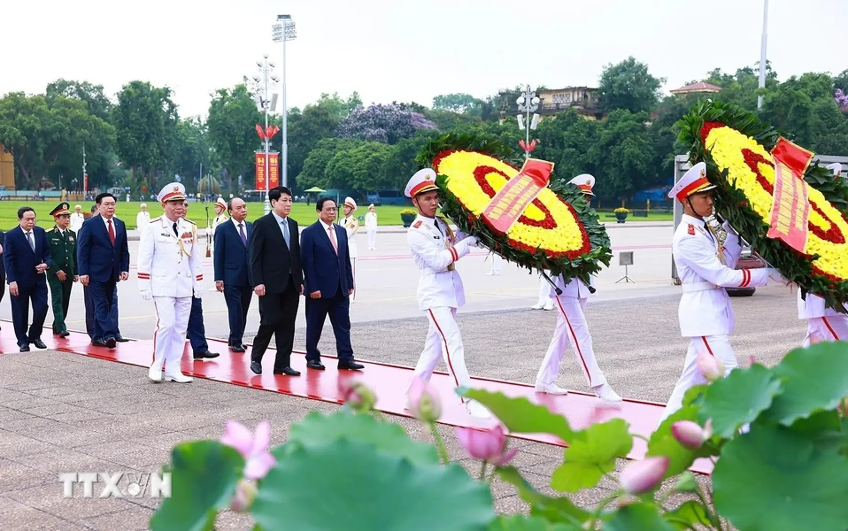 Lãnh đạo Đảng, Nhà nước viếng Chủ tịch Hồ Chí Minh, các Anh hùng liệt sỹ