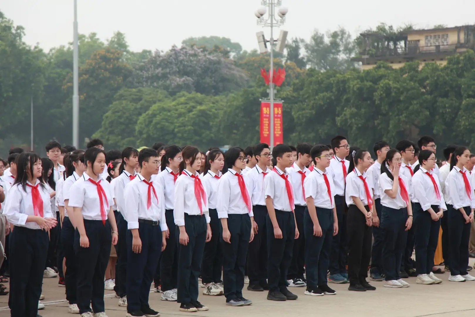 200 học sinh tiêu biểu Thủ đô báo công dâng Bác