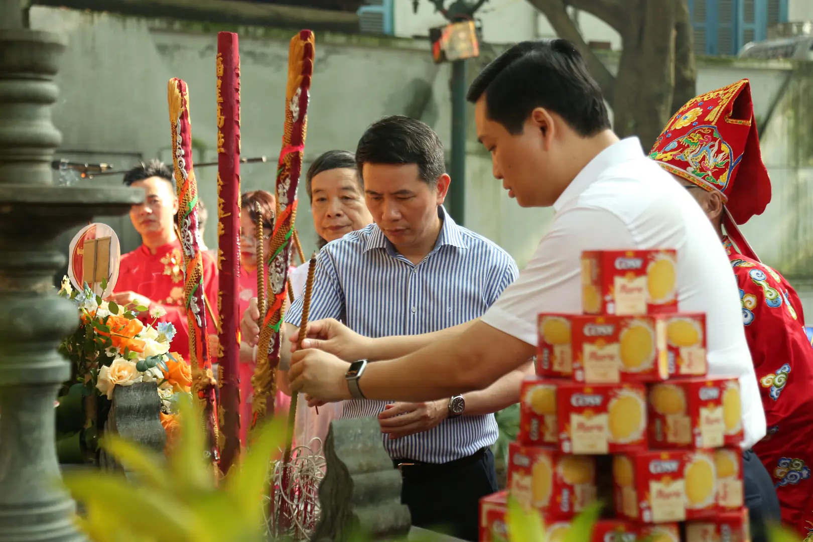 Quận Hoàn Kiếm dâng hương kỷ niệm 596 năm ngày vua Lê Thái Tổ đăng quang