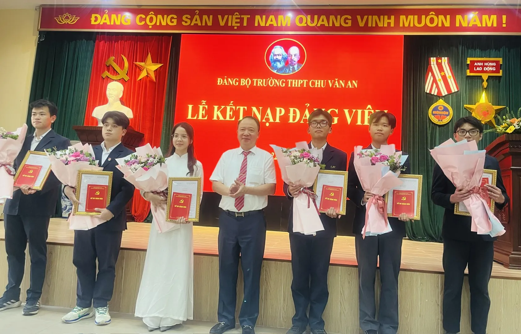 6 học sinh Trường THPT Chu Văn An vinh dự đứng trong hàng ngũ của Đảng