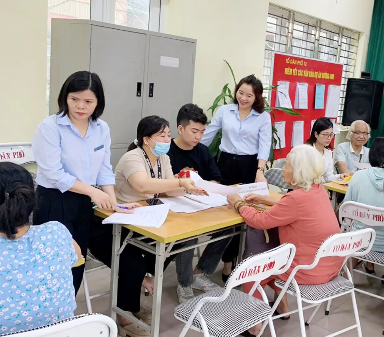 Long Biên: 79% người dân nhận lương hưu, trợ cấp BHXH không dùng tiền mặt