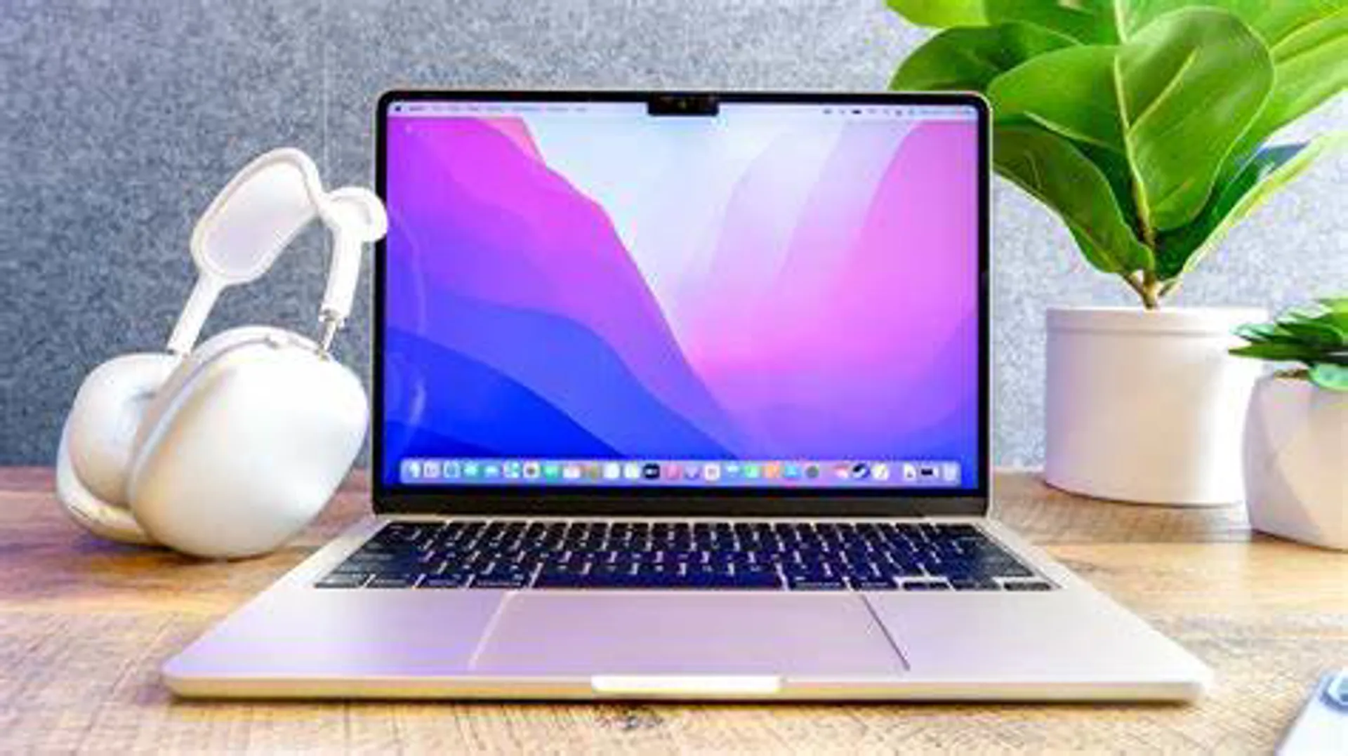 MacBook Pro OLED sẽ ra mắt vào năm 2026?