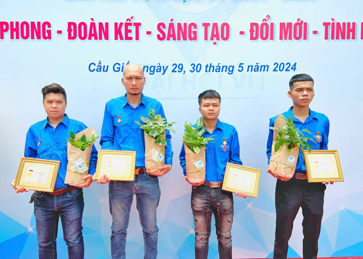 Trao tặng Huy hiệu Tuổi trẻ dũng cảm cho 4 thanh niên đập tường cứu người