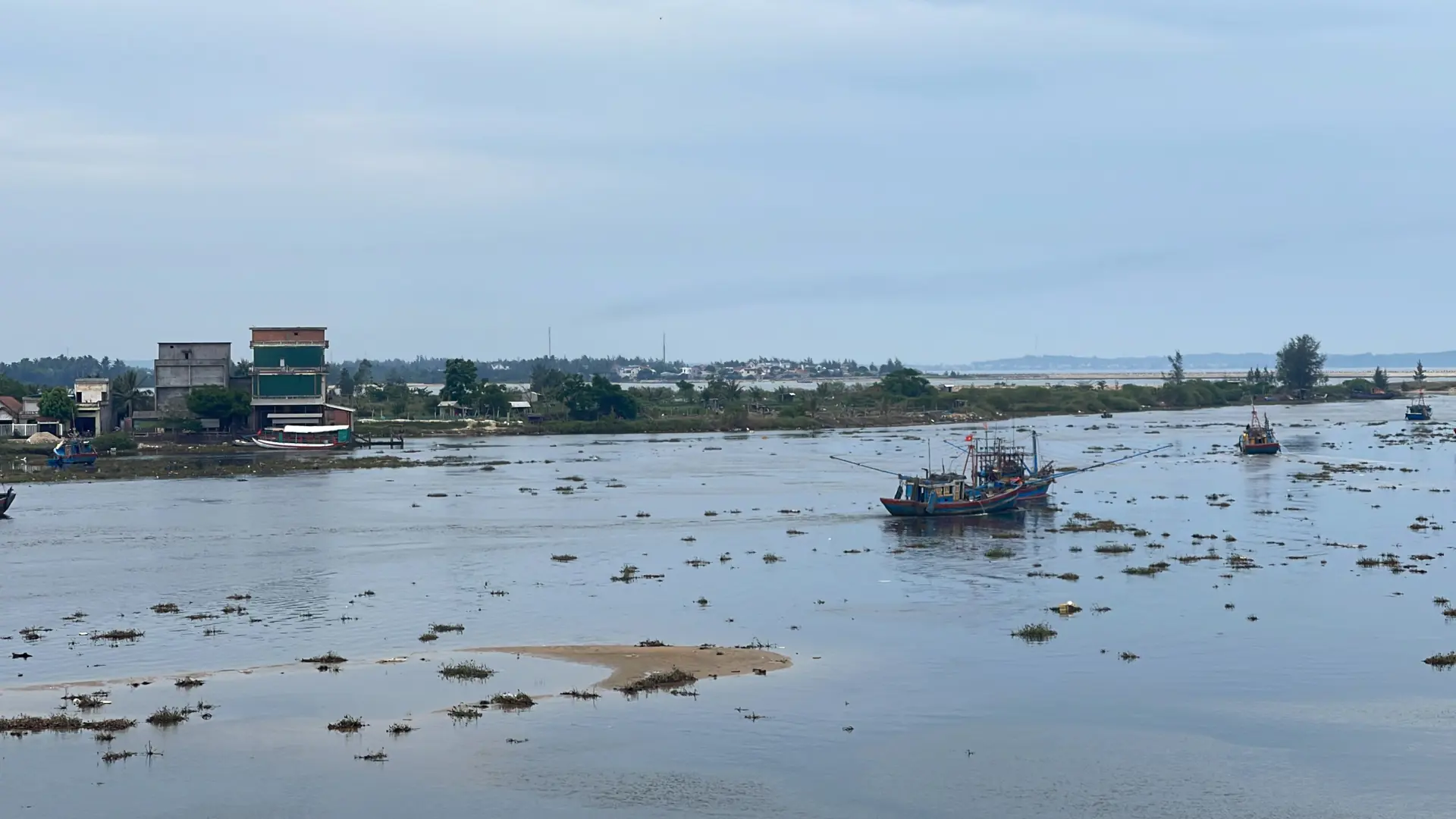 Quảng Ngãi: Luồng lạch cạn, hàng trăm tàu cá phải ly hương