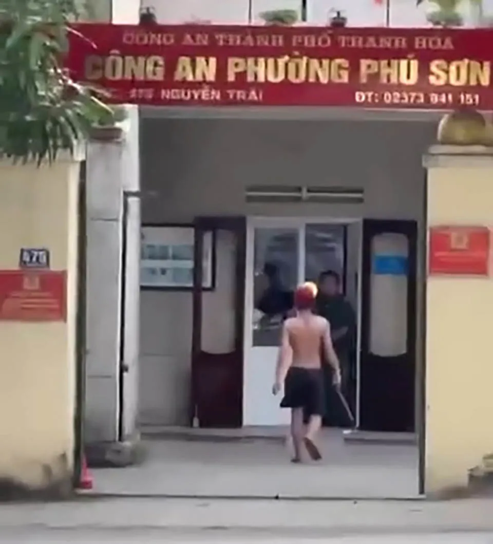 Thanh niên nghi “ngáo đá” cầm gậy xông vào trụ sở công an phường