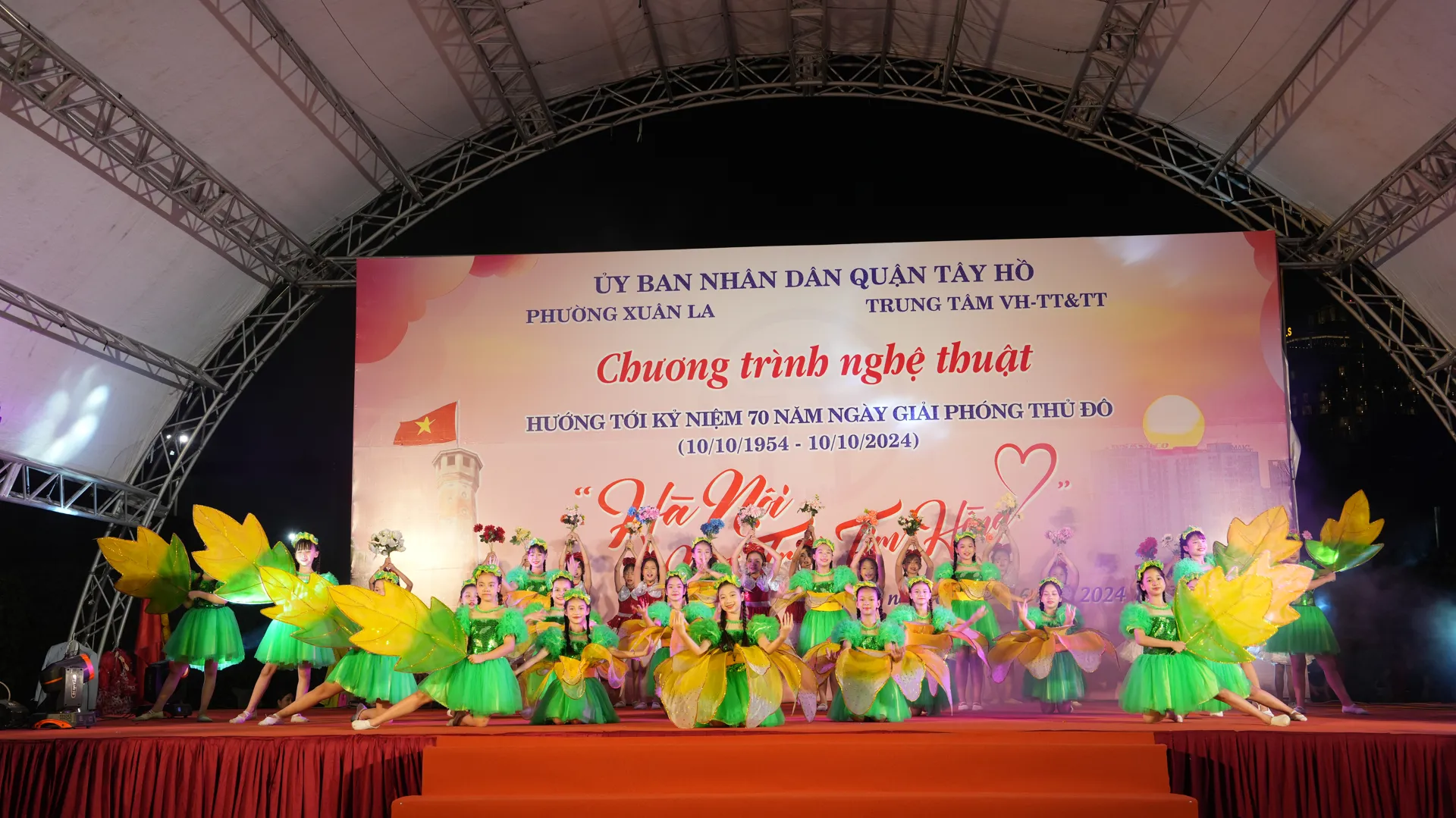 Tưng bừng chương trình nghệ thuật “Hà Nội - Một trái tim hồng”