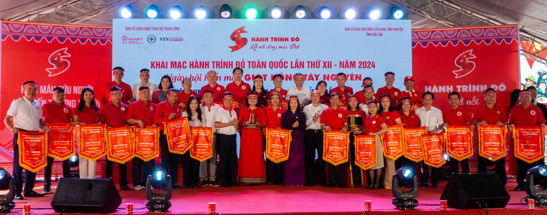 Hơn 1.000 người tham gia hiến máu Hành trình Đỏ, ngày hội “Giọt hồng Tây Nguyên”