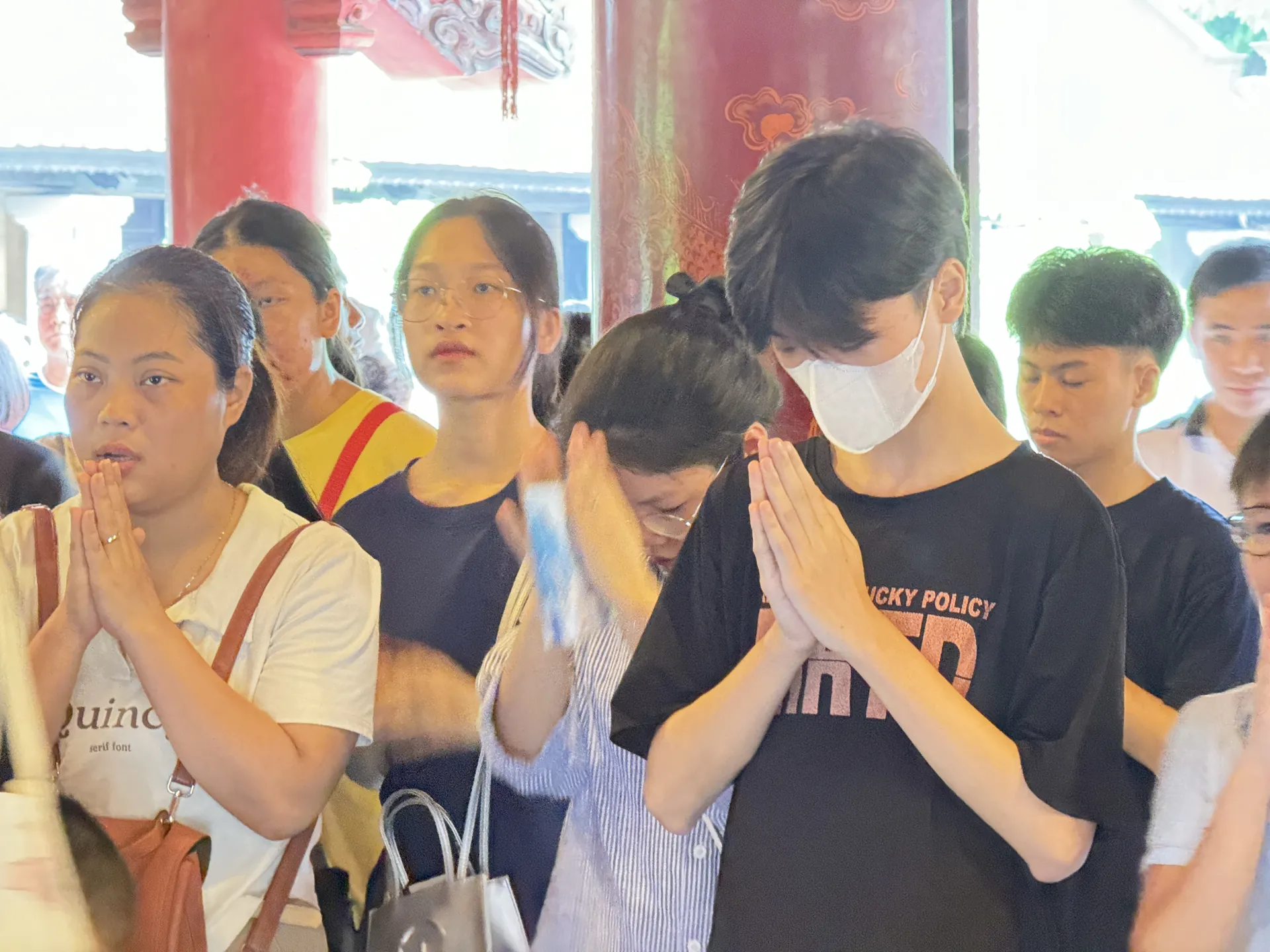 Sĩ tử đến Văn Miếu cầu may mong "vượt vũ môn"