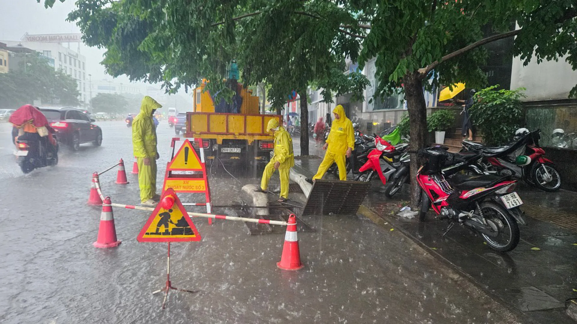 Hà Nội: Công nhân thoát nước đội mưa đẩy nhanh tốc độ tiêu thoát nước