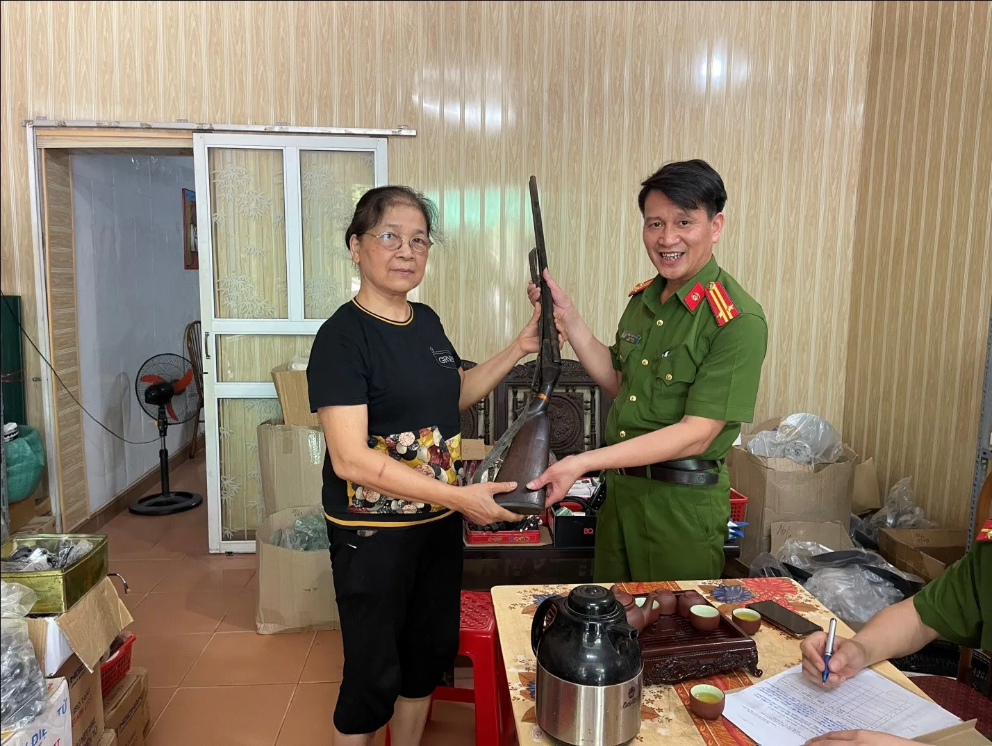 Nam Định: người phụ nữ tự giác giao nộp súng hoa cải