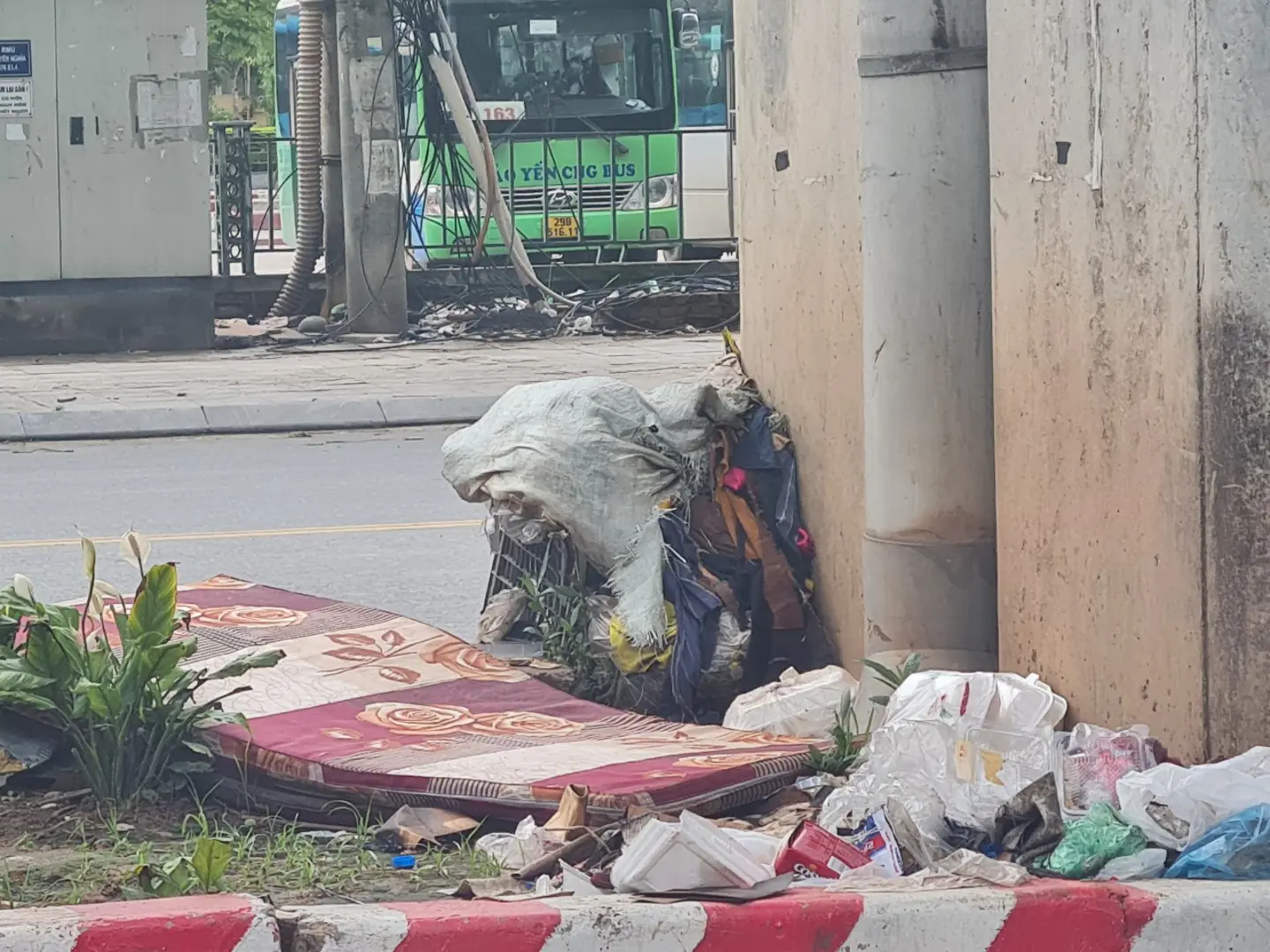 Tràn lan rác thải tồn đọng qua ngày trên Quốc lộ 6