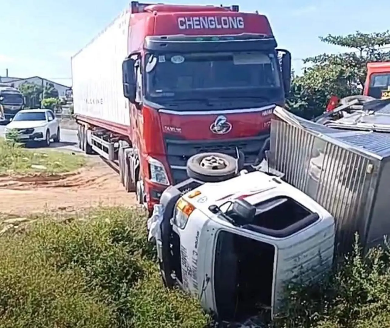 Hà Tĩnh: tai nạn liên hoàn, 3 xe ô tô bị hư hỏng 