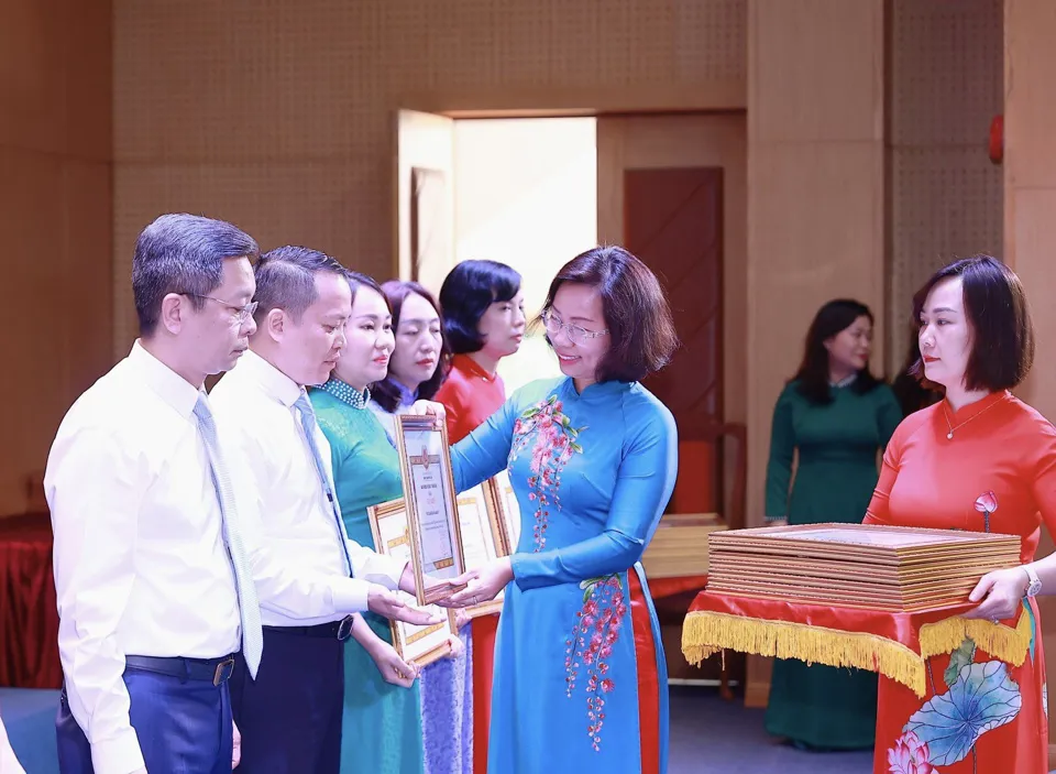Phát huy vai trò nêu gương trong học tập và làm theo Bác