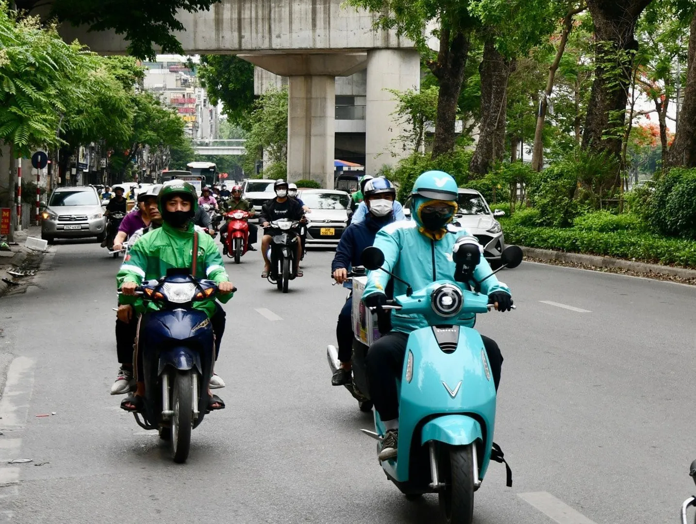 Tài xế công nghệ chật vật mưu sinh giữa thời tiết nắng nóng 