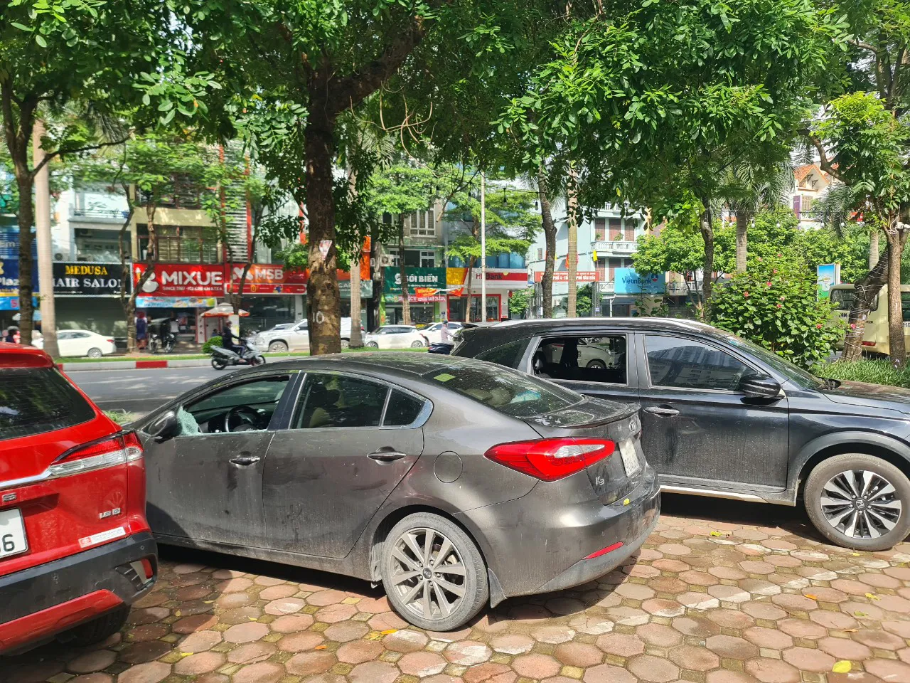 Hàng loạt cửa kính ô tô ở khu đô thị Văn Quán bị đập vỡ