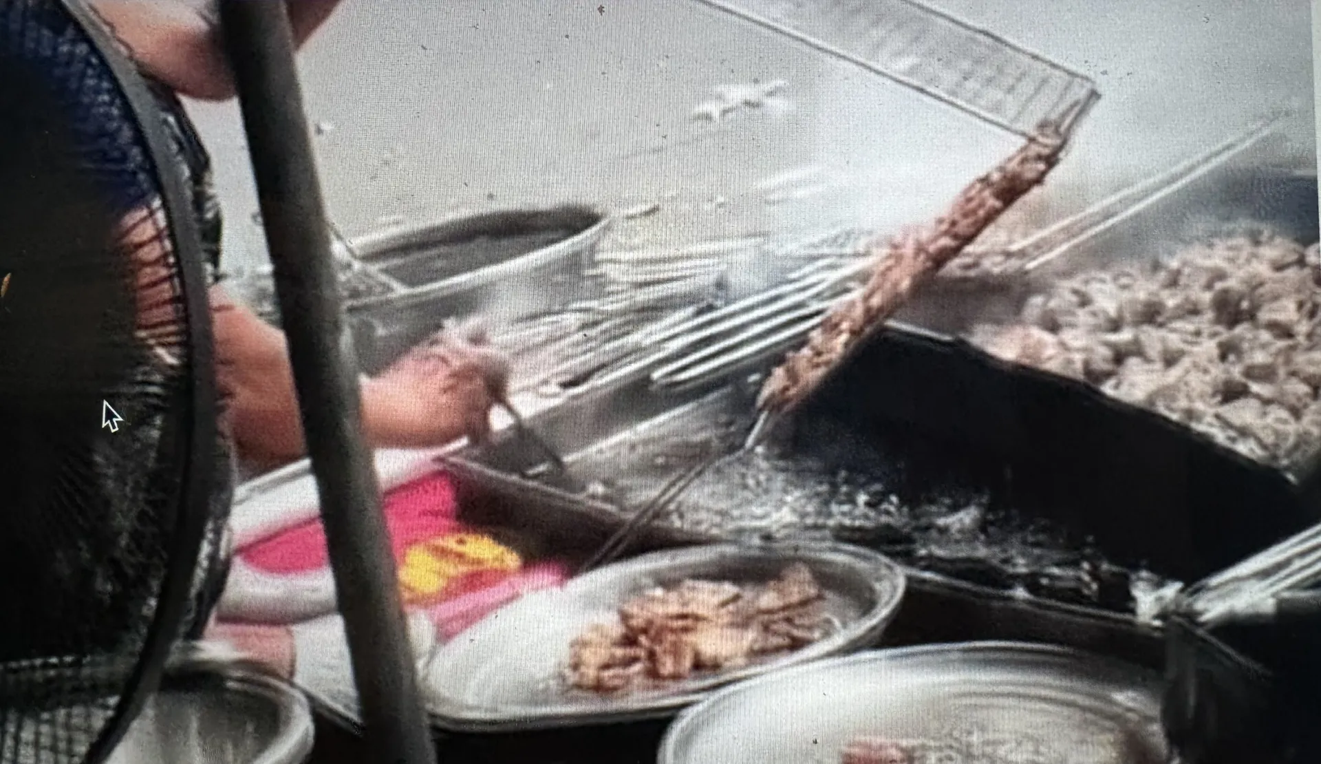Chủ quán bún chả rửa thịt bằng “nước than đen” bị xử phạt 3,5 triệu đồng