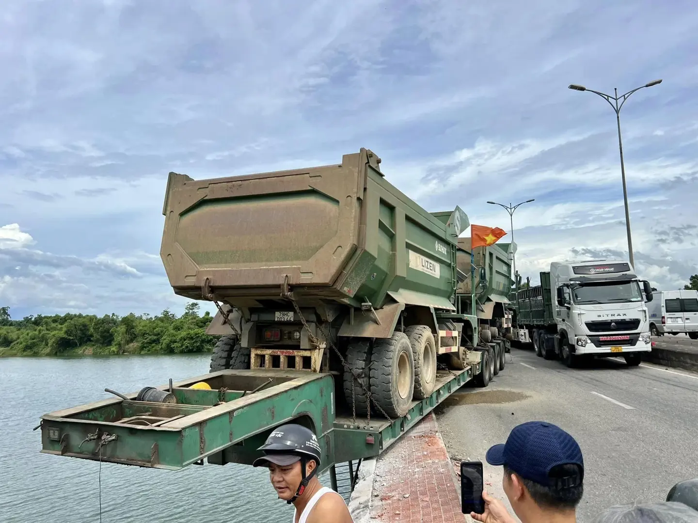 Tai nạn giao thông mới nhất 24/6/2024: thân xe vắt vẻo trên cầu, cabin dưới sông