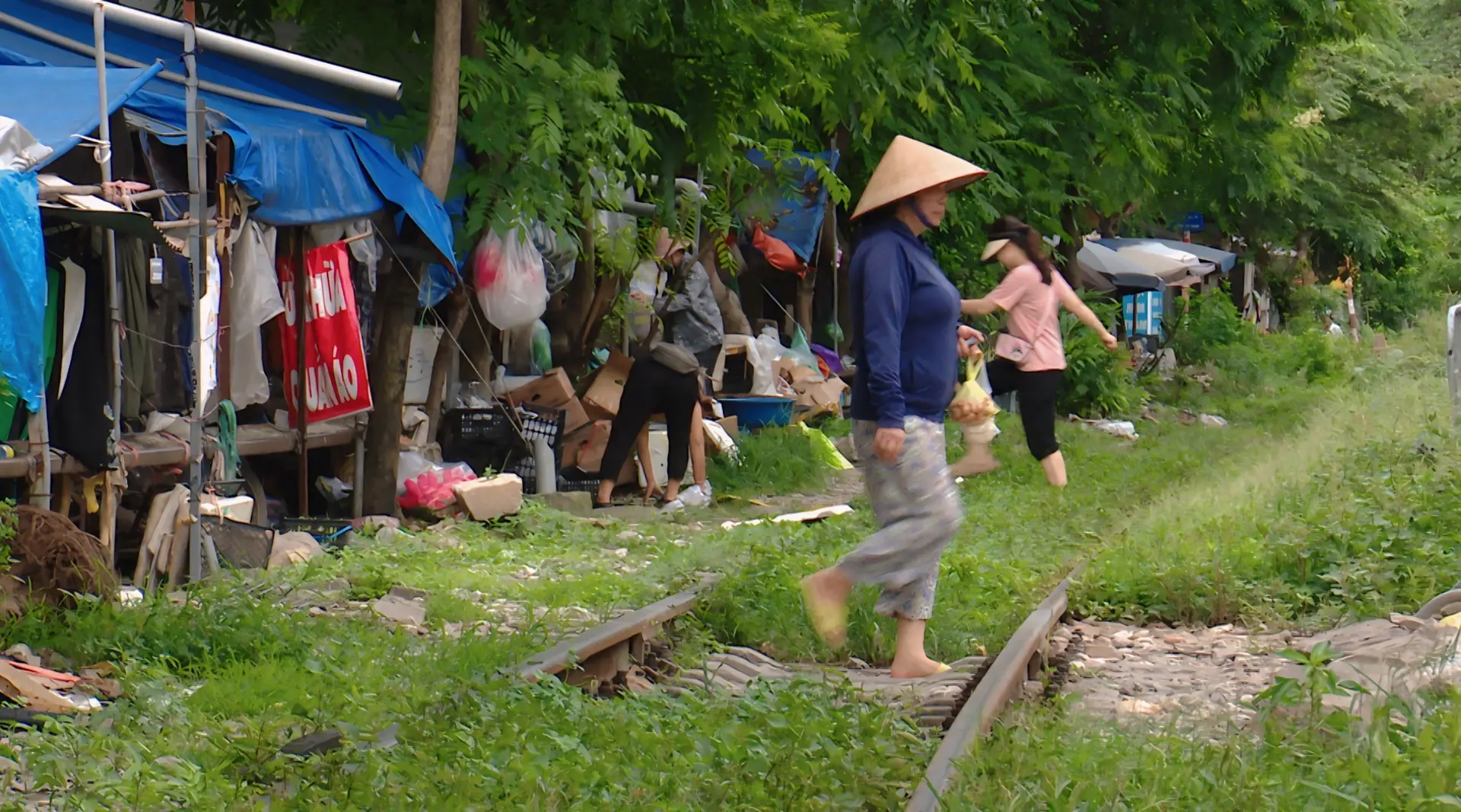 Vi phạm hành lang an toàn đường sắt: Kề cận “tử thần" mỗi ngày