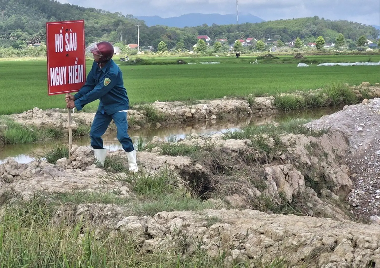 Hà Tĩnh: lắp đặt cảnh báo nguy hiểm trên công trường cao tốc Bắc- Nam